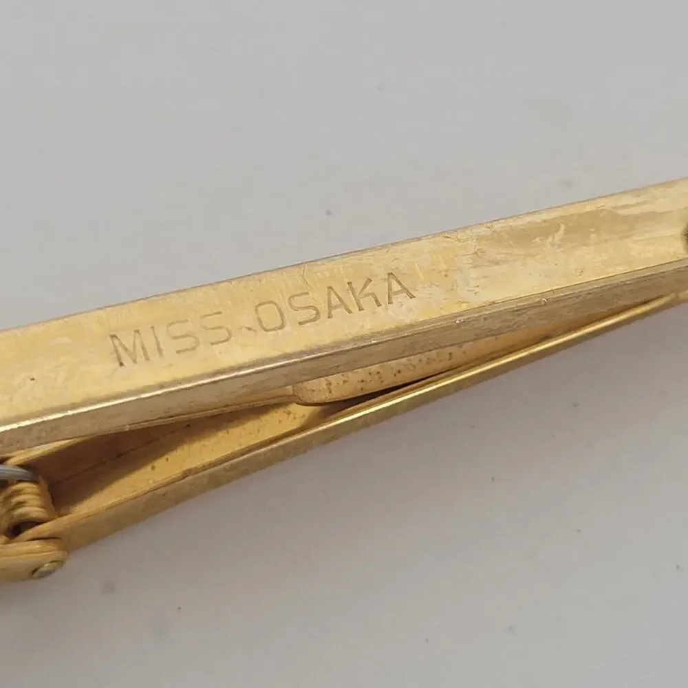 Miss Osaka Gold Plated Tone Tie Bar Expendable‎ Clip Vintage Arrow 70s Retro